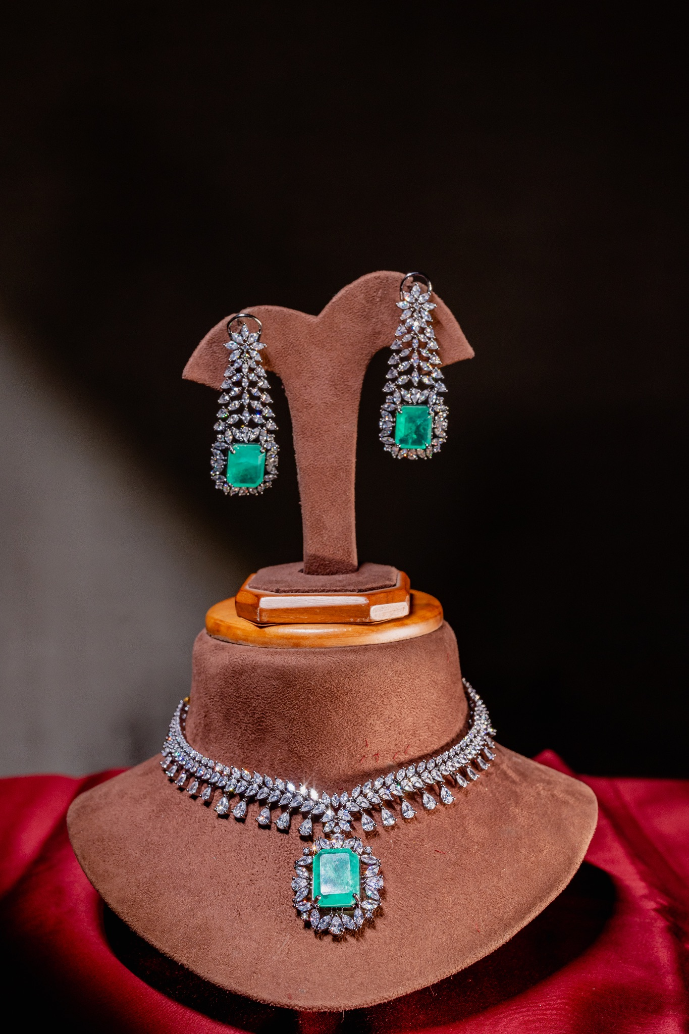 Royal Emerald Pendant Diamond Set
